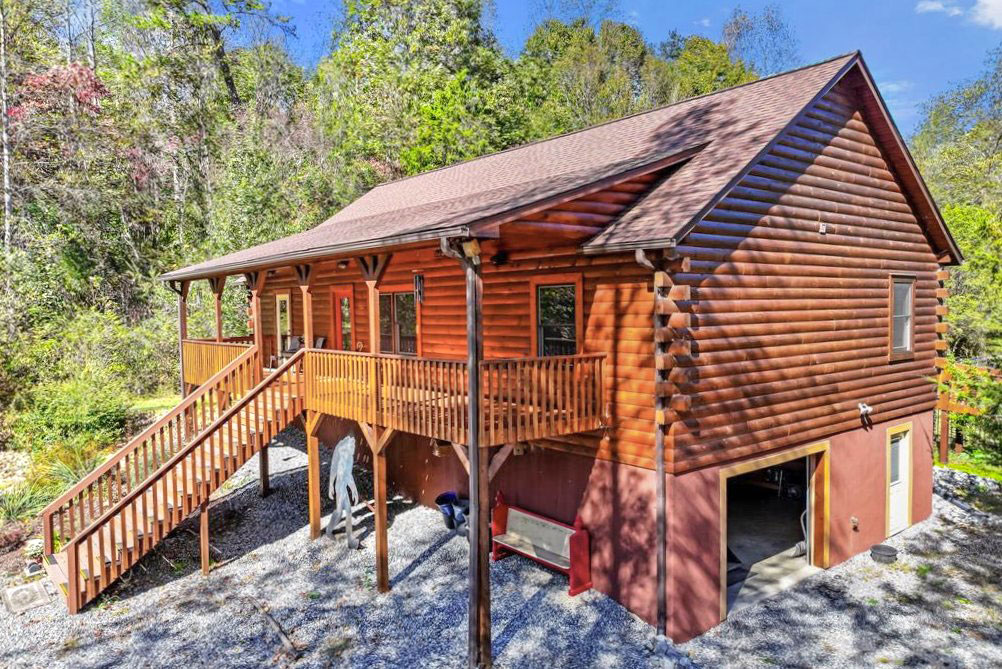 MLS # 4312668 | 8.00 acres | Cabin w/barn and fencing in gated Hearthstone Ridge