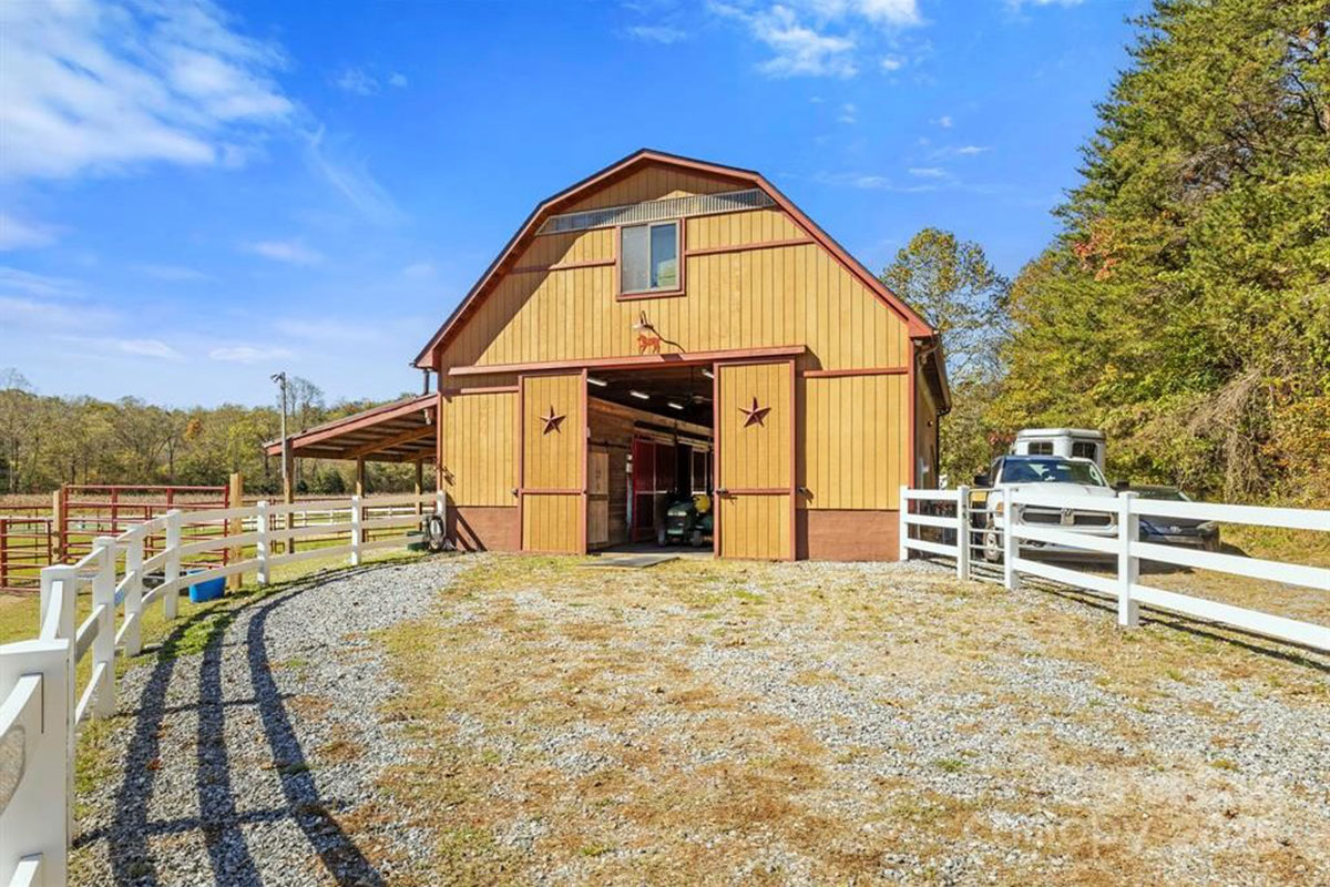MLS # 4312668 | 8.00 acres | Cabin w/barn and fencing in gated Hearthstone Ridge