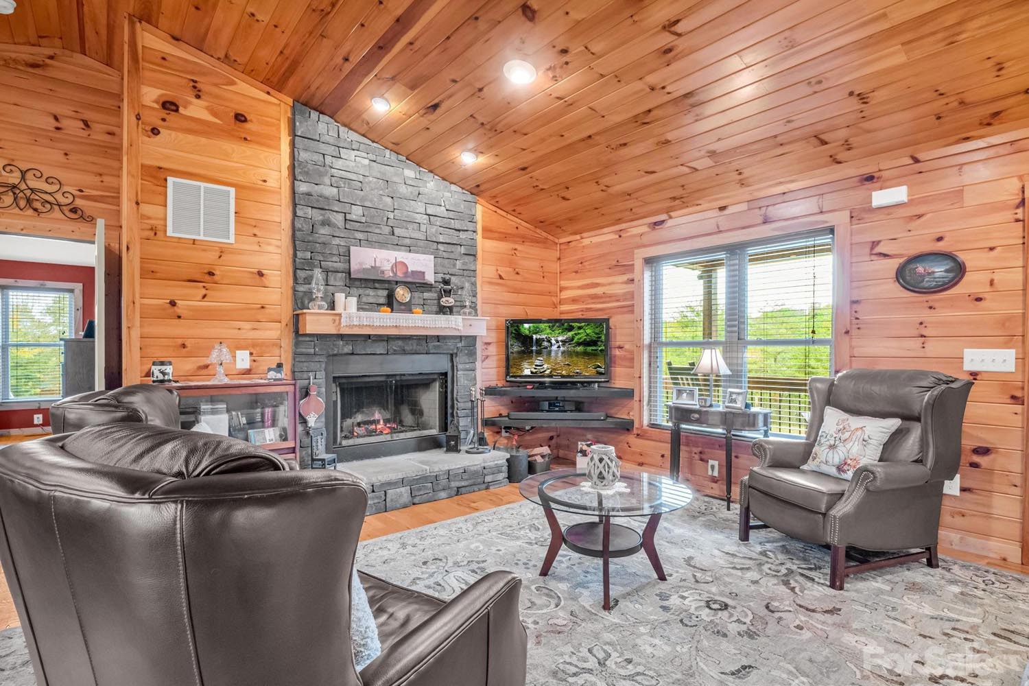 MLS # 4317464 | 4.60 acres | Cabin w/barn in gated Hearthstone Ridge